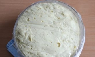 La massa feta amb llevat i kefir es considera a punt per enrotllar quan ha augmentat de volum i es torna lleugera i airejada, perceptible al tacte.