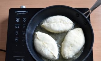 Fregiu els pastissos en oli calent en una paella ben escalfada. Comenceu a fregir amb aquells pastissos que es van fer primer, ja que ja han tingut temps de pujar.