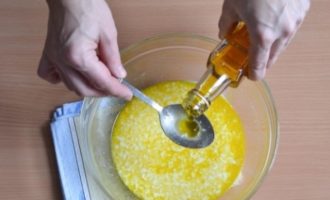 Com cuinar pastissos de kefir fregits en una paella? Aboqueu el kefir (ha d'estar a temperatura ambient) en un bol, bateu-hi els ous, ruixeu-hi sal i sucre i barregeu bé els ingredients amb una batedora. A continuació, afegiu una cullerada de qualsevol oli vegetal a la barreja i torneu a agitar bé.