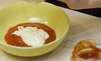 Til sovsen blandes creme fraiche med tomatpuré og vand, tilsæt salt og kværnet sort peber efter smag, hæld sovsen over frikadellerne og lad dem simre møre under låg i en dyb, tykvægget stegepande (en kedel klarer sig). ). På 20-25 minutter ved svag varme skal dine frikadeller være helt slukkede.