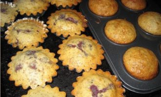 Stek cupcakesene i former på 180 grader i forvarmet ovn. Steketiden er ca 20 minutter. Når cupcakesene er godt brune, stikk hull i dem med en tannpirker; den skal være tørr, noe som betyr at cupcakesene er ferdigstekte.