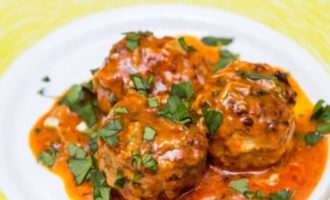 Frikadeller i en stegepande med sovs er klar! For større smag kan de færdige frikadeller drysses med hakkede krydderurter, hældes med creme fraiche og serveres varme med ethvert tilbehør.