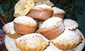 Az elkészült pihe-puha kefir muffinokat a formákban kissé lehűtjük, tányérra tesszük, és amikor teljesen kihűltek, szórjuk meg porcukorral.