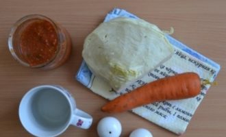 Mentre la massa puja, feu el farcit. Piqueu la col i poseu-la en un calder (o paella de paret gruixuda), afegiu-hi una mica d'aigua i deixeu-ho coure a foc lent durant un quart d'hora, remenant.