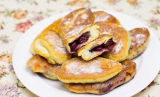 Pasteles de kéfir fritos en una sartén: 8 recetas rápidas y sabrosas con fotos paso a paso