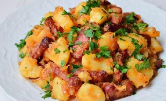 Patatas guisadas con carne en olla de cocción lenta.