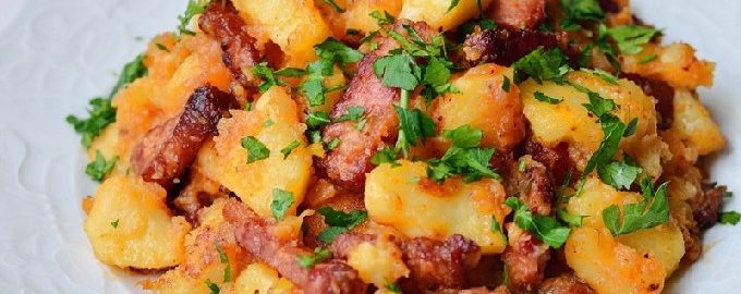 Patate in umido con carne in una pentola a cottura lenta