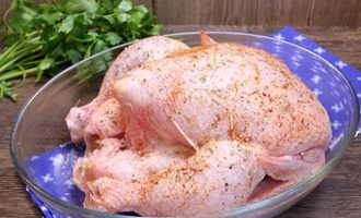 ¿Cómo hornear un pollo entero en el horno con una corteza crujiente? Tome un pollo fresco eviscerado y lave bien el cadáver con agua corriente. Luego, el ave debe secarse con toallas de papel, eliminando el exceso de humedad. Frote bien la carcasa seca y por todos lados con sal, pimentón y pimiento rojo molido. Si lo deseas puedes añadir otras especias que te gusten.