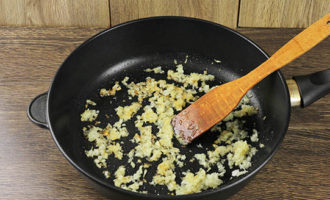 Com cuinar la cassola de patates amb carn picada al forn segons la recepta clàssica? Comencem preparant el farcit. Piqueu la ceba a l'atzar, fregiu-la o sofregiu-la lleugerament en gira-sol escalfat o qualsevol altre oli. Remeneu fins que les cebes comencin a estar daurades.