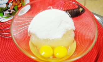 ¿Cómo cocinar maná muy sabroso y esponjoso con kéfir en el horno? Rompe los huevos en un bol, agrega el azúcar, la sal y la vainillina o el azúcar de vainilla. Saca los huevos, como el kéfir, del frigorífico con antelación para que se batan mejor.