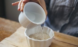 Hvordan tilberede late kålruller i ovnen med kål, kjøttdeig og ris? Først må du skylle risen grundig i kaldt rennende vann. Du må skylle det til klart vann renner ut. Deretter må risen bløtlegges i varmt kokt vann i ca 10-15 minutter.