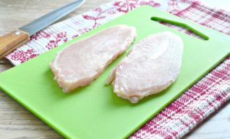 How to quickly and tasty cook chicken breast fillet in a frying pan? Rinse the chicken in water and dry with paper towels. If the breast has been defrosted, you should not defrost it completely, this will make it easier to cut it into layers. Remove the skin from the breast; it can be frozen and later used when making soup. Carefully remove the meat from the bone and cut into slices approximately 1 cm thick.