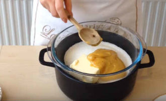 Comment faire un gâteau au miel selon la recette classique ? Préparez le fond de pâte au bain-marie. Pour ce faire, faites chauffer de l'eau dans une casserole. Mettez le beurre, le sucre, le soda et le miel dans un récipient d'un diamètre adapté (pour qu'il tienne bien sur la casserole, mais ne touche pas l'eau qu'elle contient), et faites fondre en remuant.