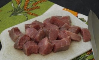 ¿Cómo cocinar patatas guisadas con carne en una cacerola? Lavar la carne de res (o cerdo), secar con una toalla de papel y cortar en porciones.