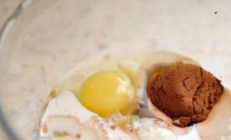 Gießen Sie Milch, vorzugsweise erwärmt, mit der erforderlichen Menge Butter und schlagen Sie ein Ei auf. Den Teig salzen und Backpulver oder mit Essig gelöschtes Natron hinzufügen.