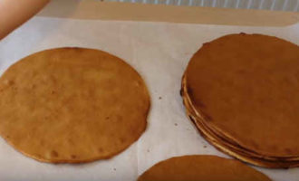 Cuire les gâteaux un à un dans un four chaud à 200 degrés. Chaque gâteau prend environ 2-3 minutes.