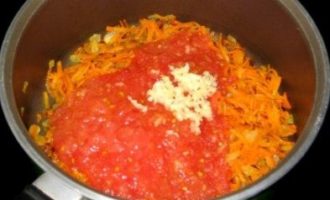 Adicione os tomates (ou molho de tomate pronto) à frigideira, bem como o alho picado, sal e temperos a gosto.