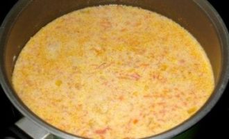 Despeje o recheio de creme de leite sobre os legumes, mexa e use sal e temperos para obter o sabor desejado.