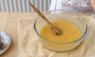 Retirez la masse fondue du feu. Il doit avoir une consistance uniforme et une riche couleur jaune foncé.