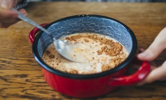 Etter at fyllet for late kålruller er klart, begynner du å tilberede sausen. Kombiner tomatpuré og rømme i en separat beholder, tilsett krydder etter smak og hell i vann. Pass på å tilsette litt salt i sausen og visp deretter blandingen godt med en gaffel eller visp.