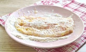 Dredge the egg-dipped chicken pieces in flour on both sides. In addition to flour, you can use breadcrumbs, then the crust on the chops will be more crispy and golden brown.