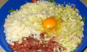 Adicione o repolho, o ovo de galinha e o arroz cozido à carne picada.