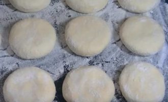 Formare delle cheesecake della stessa dimensione e spessore in modo che cuociano in modo uniforme.Per prima cosa arrotolare le palline, quindi appiattirle in torte piatte di spessore non superiore a 1-1,5 cm, adagiare le frittelle di ricotta su un tagliere cosparso di farina e impanare ciascuna cheesecake nella farina.