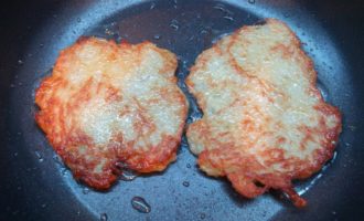 Ta en stekpanna, häll ett par matskedar vegetabilisk olja i den och värm den ordentligt. För att bestämma graden av uppvärmning av pannan kan du släppa lite deg på den; Om det fräser och det bildas bubblor runt den kan du börja steka. Bred ut degen med en matsked, forma runda pannkakor.