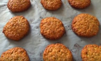 Coure les galetes al forn a 180 °C durant 25 minuts. Obtindràs delicioses i cruixents galetes de civada.