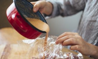 Un cop tots els nabius estiguin a la bossa de forn, aboqueu la salsa a la bossa i tanqueu la bossa amb una pinça o cinta. Col·loqueu amb cura la bossa de rotllos de col en una paella profunda o safata de forn.