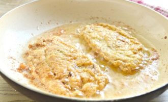 Fry chicken breast chops on both sides for 5-7 minutes. The pan can be covered with a lid to avoid splashing of boiling oil.