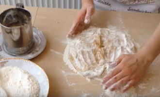 Façonner la pâte en un morceau plus dense. Pour ce faire, versez de la farine sur un plan de travail et roulez-y la pâte en la pétrissant jusqu'à obtenir une masse souple et malléable qui ne colle pas aux mains.