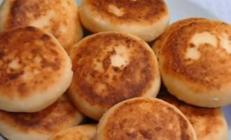 Le rigogliose frittelle di ricotta in padella sono pronte! Mangia il piatto caldo con latte condensato o panna acida.