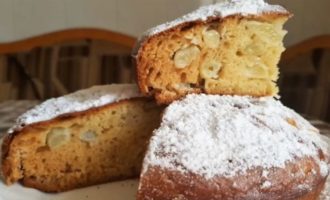 Enforna la charlotte clàssica amb pomes durant 40 minuts. Assegureu-vos de comprovar la cocció dels productes al forn amb un pal de fusta. Si l'interior de la charlotte no està al forn i la part superior ja està daurada, cobriu-la per sobre amb un tros de paper d'alumini i continueu cuinant fins que estigui completament cuita. Refredar una mica la charlotte al forn amb pomes i, passar a un plat i espolvorear amb sucre en pols, servir.