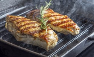 Filete de pechuga de pollo en una sartén