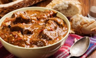 Goulash thịt lợn với nước sốt