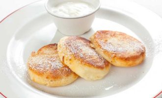 Panquecas clássicas de queijo cottage fofas em uma frigideira