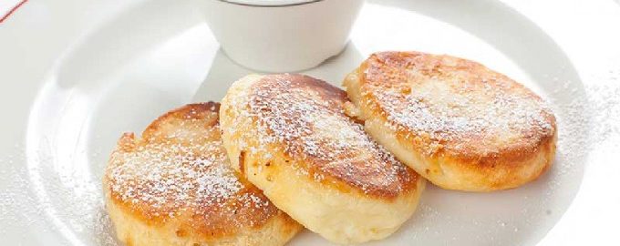 Panquecas clássicas de queijo cottage fofas em uma frigideira