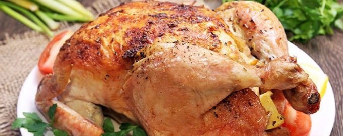 Poulet entier cuit au four avec une croûte croustillante