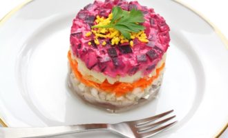 Để món salad đã hoàn thành ngâm trong tủ lạnh ít nhất vài giờ, sau đó dọn ra bàn, rắc hành lá và thì là. Cá trích khoác áo lông theo công thức cổ điển đã sẵn sàng!