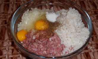 Abans de començar a cuinar mandonguilles al forn amb salsa, primer heu de preparar alguns ingredients. Primer, esbandiu bé els grans d'arròs amb aigua freda abundant. El millor és fer-ho diverses vegades. Col·loqueu l'arròs en una cassola petita, afegiu-hi prou aigua per cobrir l'arròs aproximadament un dit d'alçada i coeu l'arròs fins que estigui mig cuit. Peleu les cebes, esbandiu-les amb aigua corrent, talleu-les per la meitat i després talleu cada meitat a daus petits.En un bol gran i profund, barregeu l'arròs bullit, la carn picada (és millor si consta de diversos tipus de carn), afegiu la ceba picada i bateu-hi els ous de gallina. Barregeu bé tots els ingredients, sense oblidar afegir-hi sal, pebre i les vostres espècies preferides. Perquè les mandonguilles picades siguin més denses i més fàcils de cuinar, cal batre-les en un bol.