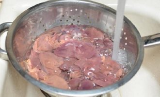 Comment réaliser un délicieux gâteau au foie ? Rincez le foie de poulet à l'eau courante tout en retirant les voies biliaires restantes. Placez-le ensuite dans une passoire ou sur une serviette en papier pour éliminer l'excès de liquide.