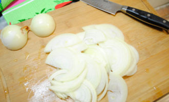 Com cuinar un deliciós pastís en gelatina amb col al forn? Peleu la ceba i talleu-la a mitges anelles fines.