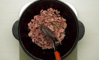 O clássico lagman é preparado de forma muito simples, seguindo uma receita passo a passo. Lave a carne, retire os tendões. Corte a carne em cubos com espessura não superior a 1,5-2 cm, aqueça uma frigideira, uma panela de paredes grossas ou um caldeirão e depois aqueça o óleo vegetal. Adicione um pouco de pimenta e cominho ao azeite, depois de um minuto acrescente a carne e frite a carne, mexendo, em fogo alto por no máximo três minutos.