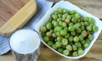 How to make gooseberry jam for the winter? We sort the berries well and place them in a bowl of cold water to remove all debris, then rinse with running water. Using small scissors, remove the stems and inflorescences from each berry.