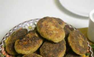 Beautiful fish cutlets with a delicious crispy crust are ready.