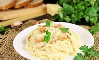 Ihain ang carbonara pasta sa pamamagitan ng paglalagay nito sa mga plato at pagwiwisik sa ulam ng pinong gadgad na keso.