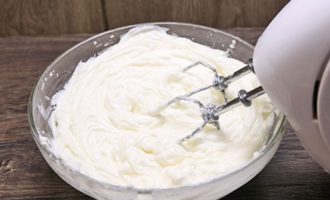 In a second container, combine the cream cheese and powder, and then beat as well as cream.