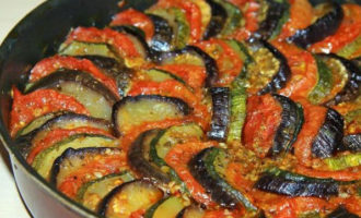 Pincele o óleo aromatizado por cima do ratatouille. Asse os legumes em papel alumínio em um forno pré-aquecido a 180-190 graus. Tempo de cozimento – 60-70 minutos. Em seguida, retire o papel alumínio e experimente os legumes: se estiverem muito macios, leve ao forno por mais 5 minutos sem papel alumínio para que fique crocante. Caso contrário, continue cozinhando o ratatouille em papel alumínio por 10-15 minutos. O ratatouille é servido quente ou quente, serve como prato independente ou como acompanhamento de carne.