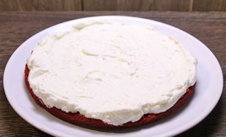 Place another sponge cake on top of the thick layer of cream and repeat the creaming process, then repeat the steps until you run out of sponges.